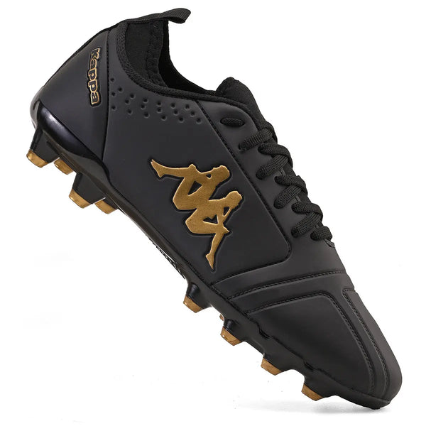 Chuteira preta com detalhes dourados e logo estilizado no lado, ideal para jogadores que procuram conforto e desempenho em campo.