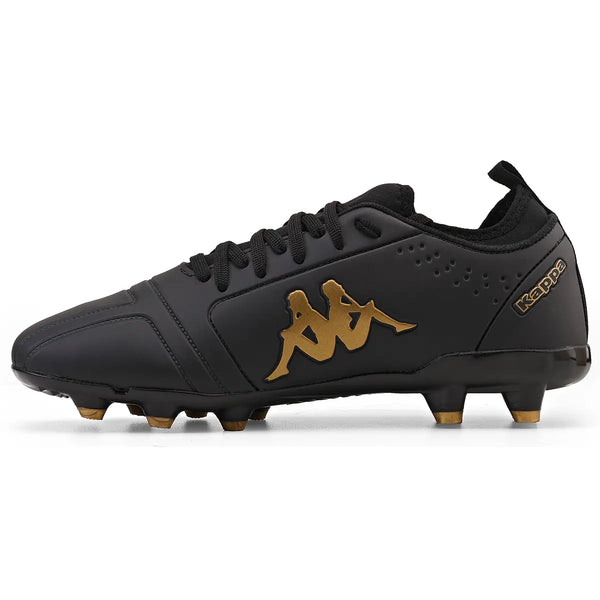 Chuteira de futebol preta com detalhes em dourado da marca Kappa, ideal para jogadores que buscam performance e estilo em campo.
