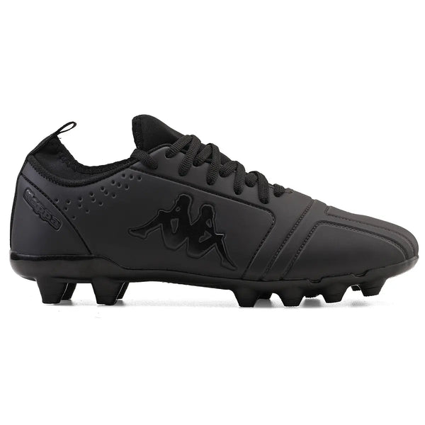 Chuteira de futebol preta com logo da Kappa, ideal para jogadores que buscam conforto e performance em campo.