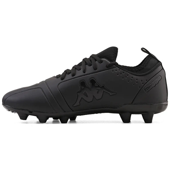 Chuteira preta, perfil lateral, foco na sola com cravos, ideal para esportes.