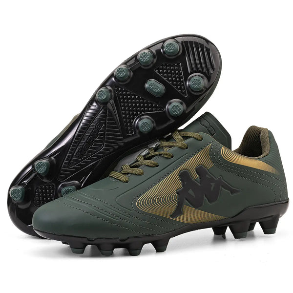 Imagem de chuteira de futebol verde com detalhes em dourado e sola preta com cravos também em preto, ideal para jogos em gramados.