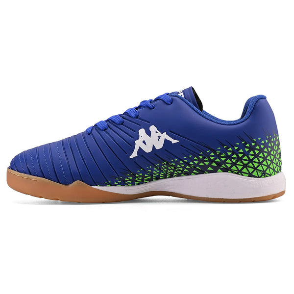 Chuteira azul com detalhes em verde e sola de borracha, ideal para jogar futsal, com design moderno e confortável.