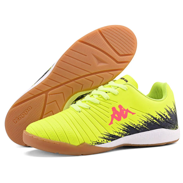 Chuteira amarela com detalhes pretos e rosa, ideal para prática esportiva, com sola antiderrapante e design moderno.